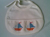 /album/ponto-de-cruz-infantil/babete-com-barcos-bordados-jpg/